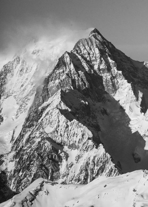 Arte paisagística: Pico nevado em preto e branco