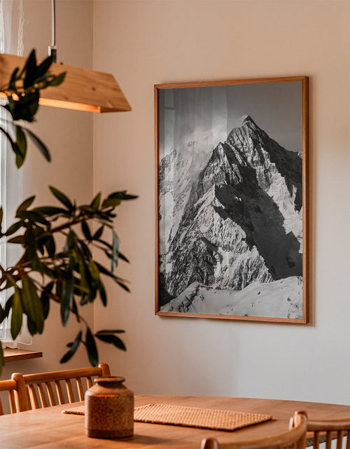 Arte paisagística: Pico nevado em preto e branco