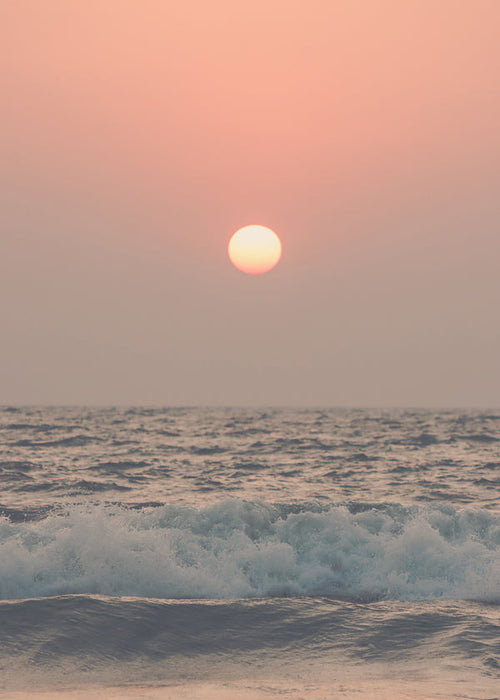 Arte paisagística: pôr do sol rosa sobre o mar