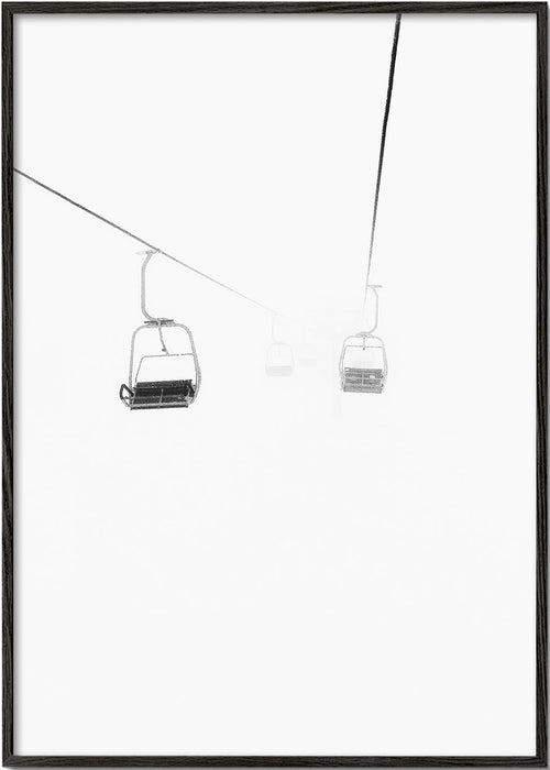 Quadro de paisagem com teleféricos na neblina