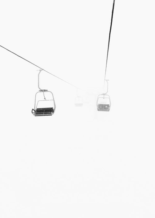 Quadro de paisagem com teleféricos na neblina