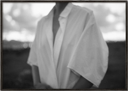 Fotografia íntima a preto e branco de torso com camisa