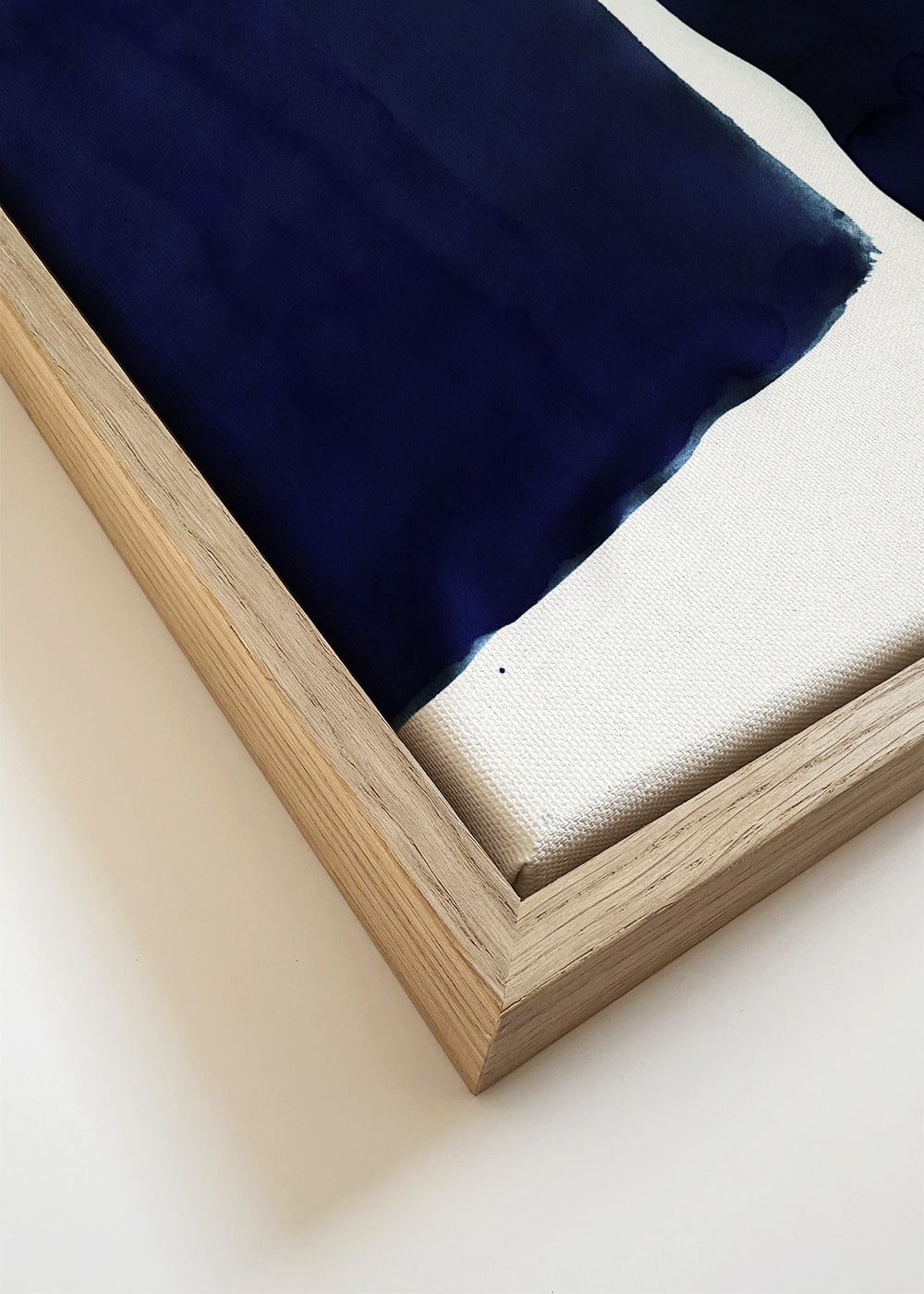Design minimalista azul marinho com blocos horizontais