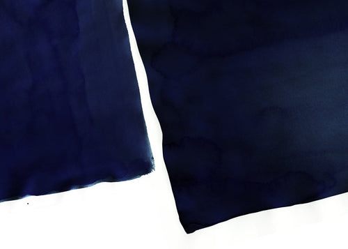 Design minimalista azul marinho com blocos horizontais