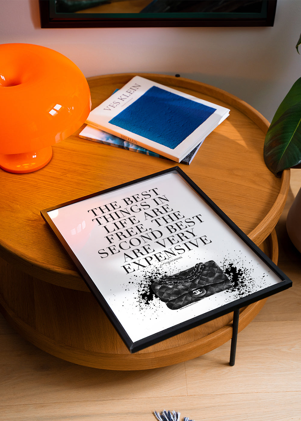 Pôster vintage com bolsa icónica e citação tipográfica