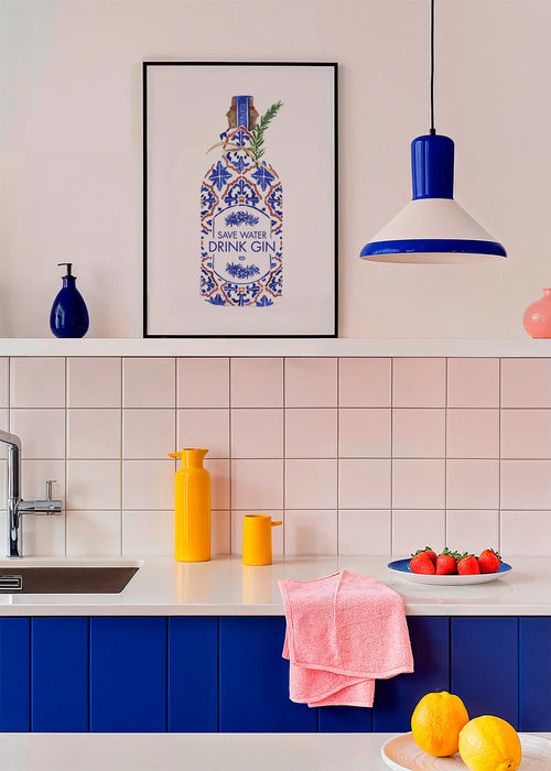 Arte para cozinha: garrafa de gin com azulejos