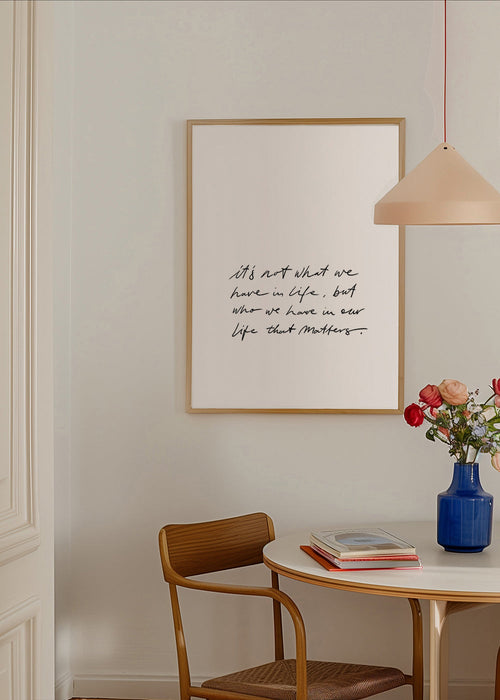 Arte em preto e branco com citação manuscrita