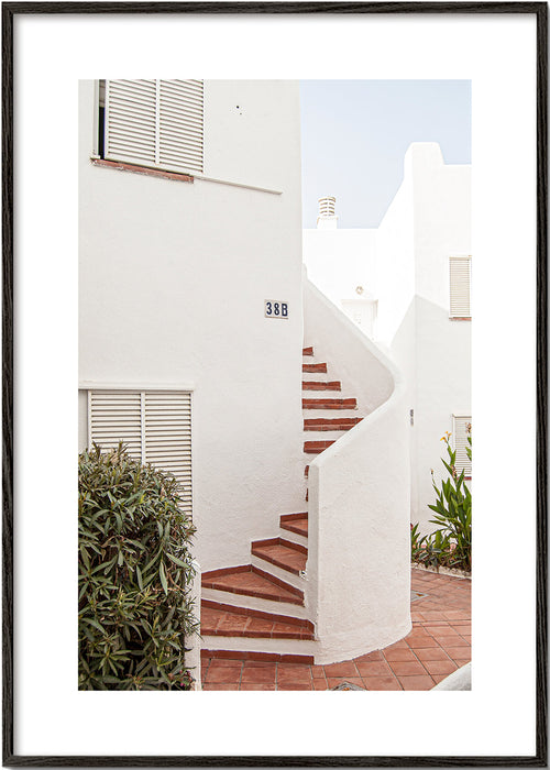 Fotografia escada branca e pátio mediterrânico