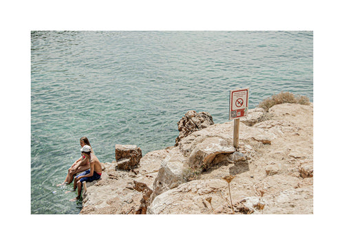 Arte paisagística: costa rochosa com banhista