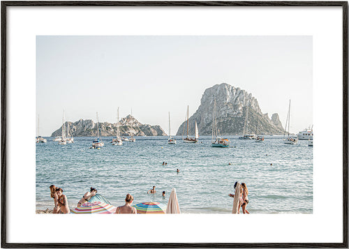 Arte paisagística: praia com ilhota e veleiros