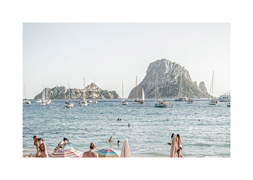 Arte paisagística: praia com ilhota e veleiros