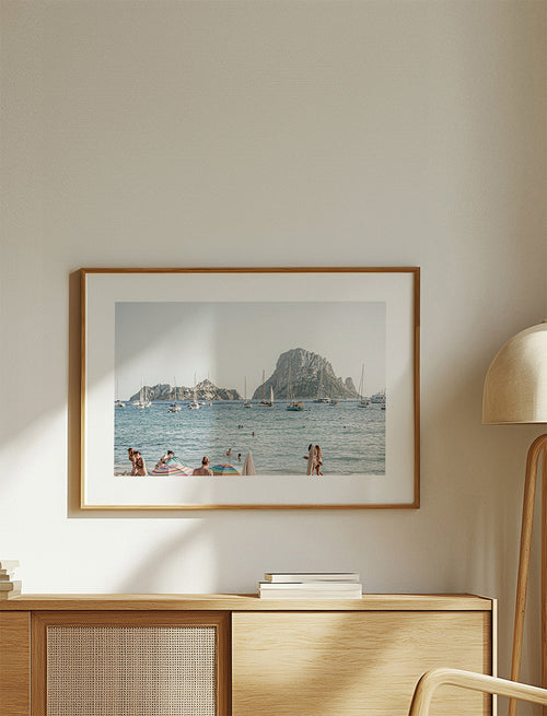 Arte paisagística: praia com ilhota e veleiros