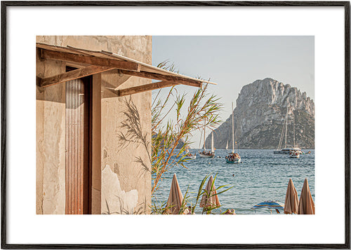 Quadro paisagem: costa com veleiros