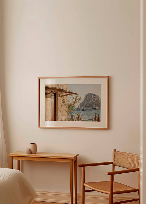 Quadro paisagem: costa com veleiros