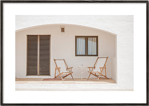 Estampa minimalista de varanda com cadeiras de madeira