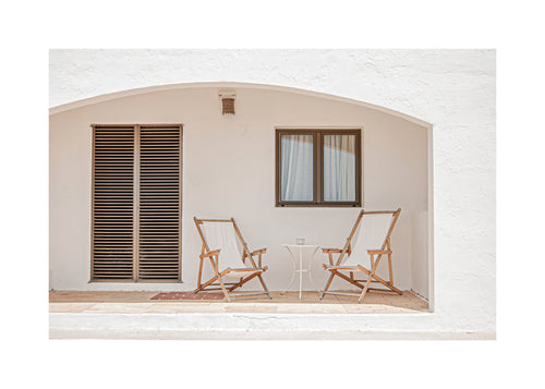 Estampa minimalista de varanda com cadeiras de madeira