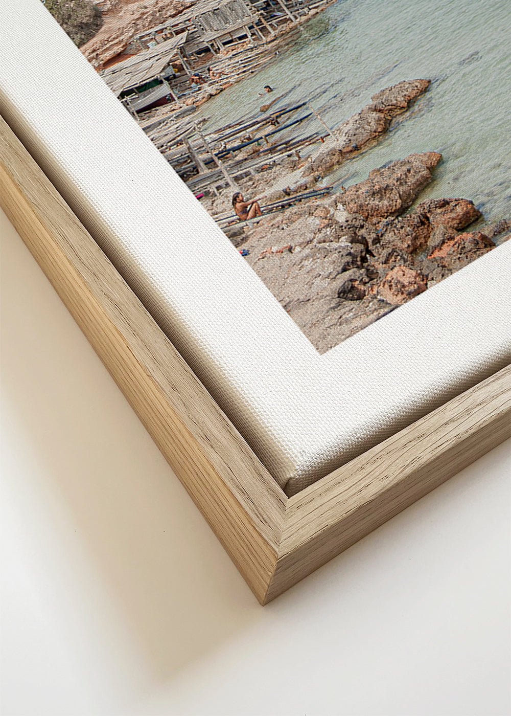 Quadro paisagem: praia com veleiros serenos