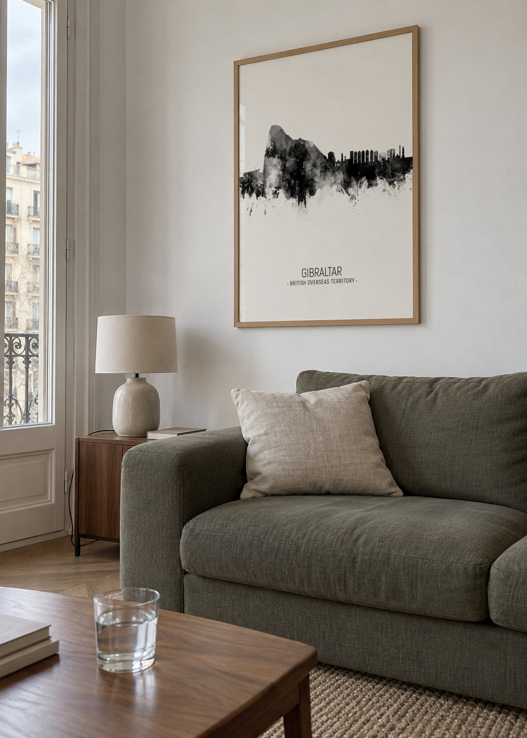 Gibraltar Skyline blanco y negro - Framed poster in an interior