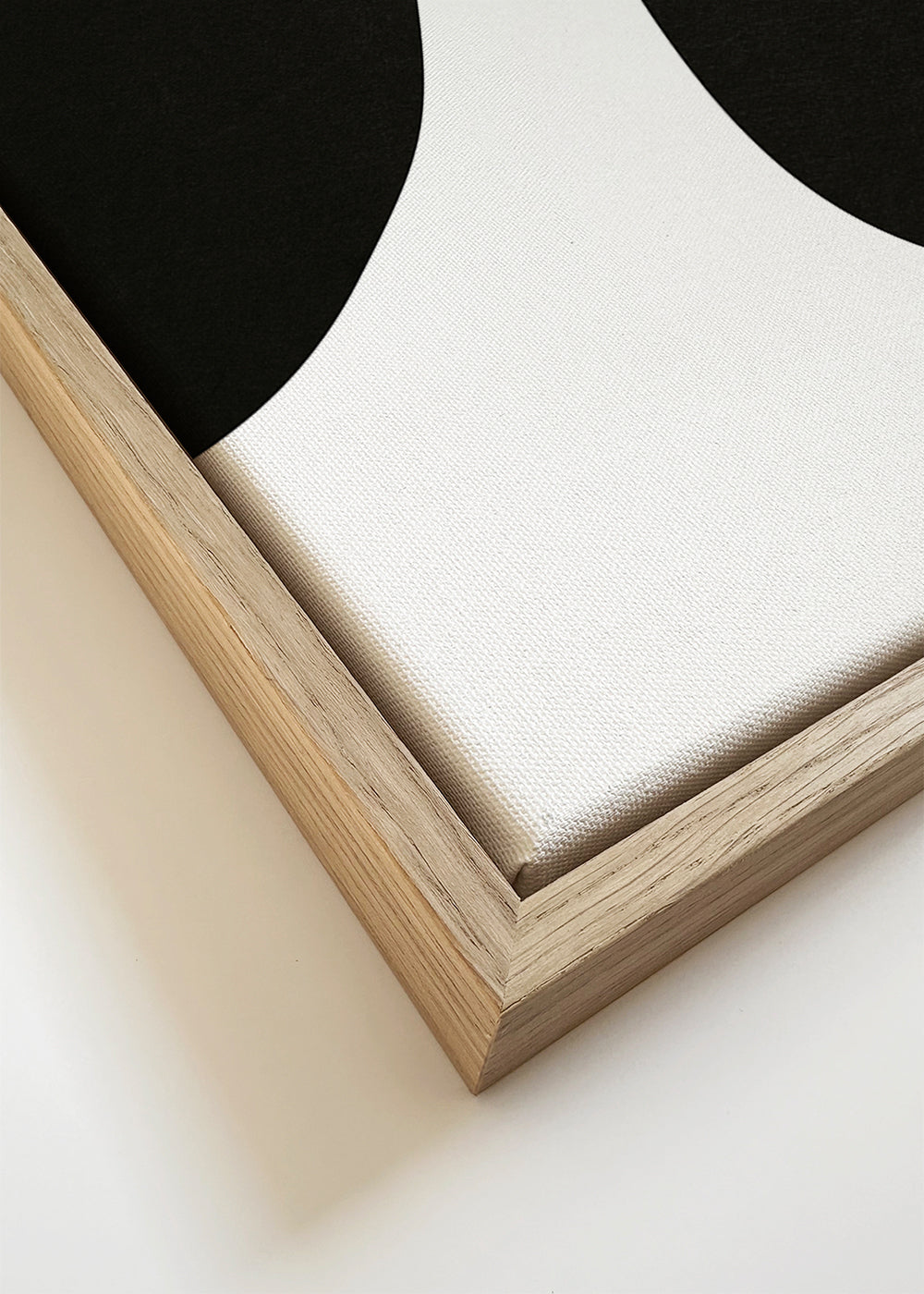 Design minimalista com formas orgânicas negras