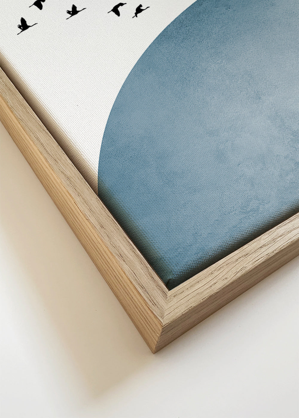 Arte abstrata com semicírculo azul e revoada