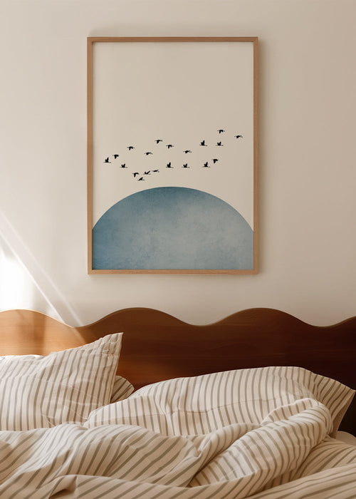 Arte abstrata com semicírculo azul e revoada