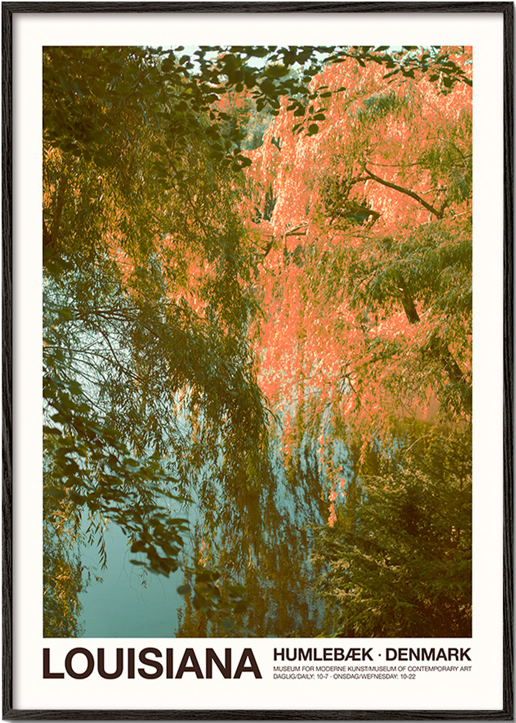 Quadro de paisagem com lago e reflexos rosados