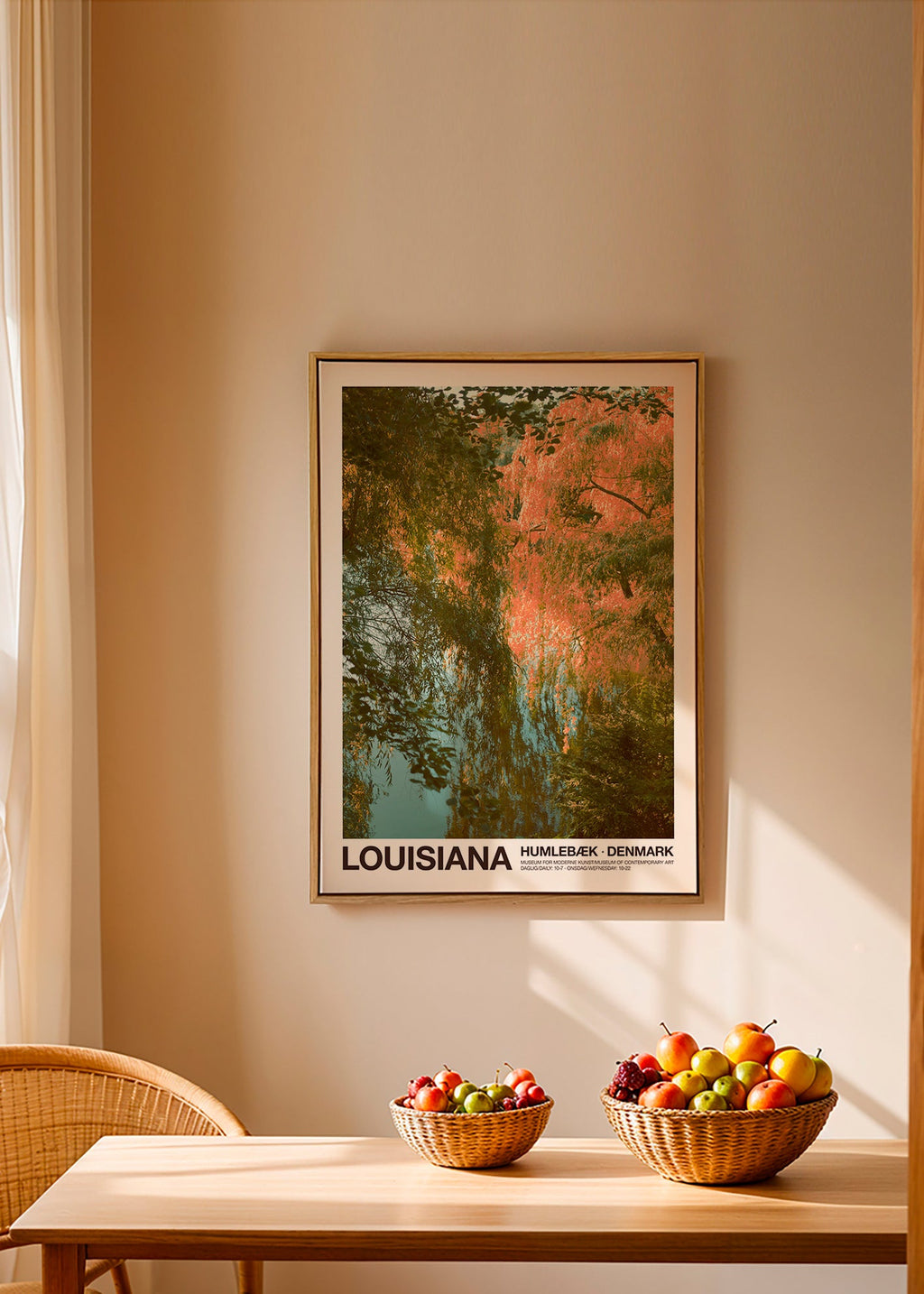 Quadro de paisagem com lago e reflexos rosados