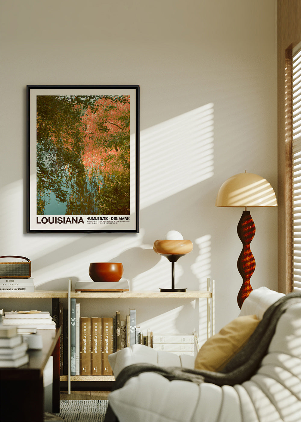 Quadro de paisagem com lago e reflexos rosados
