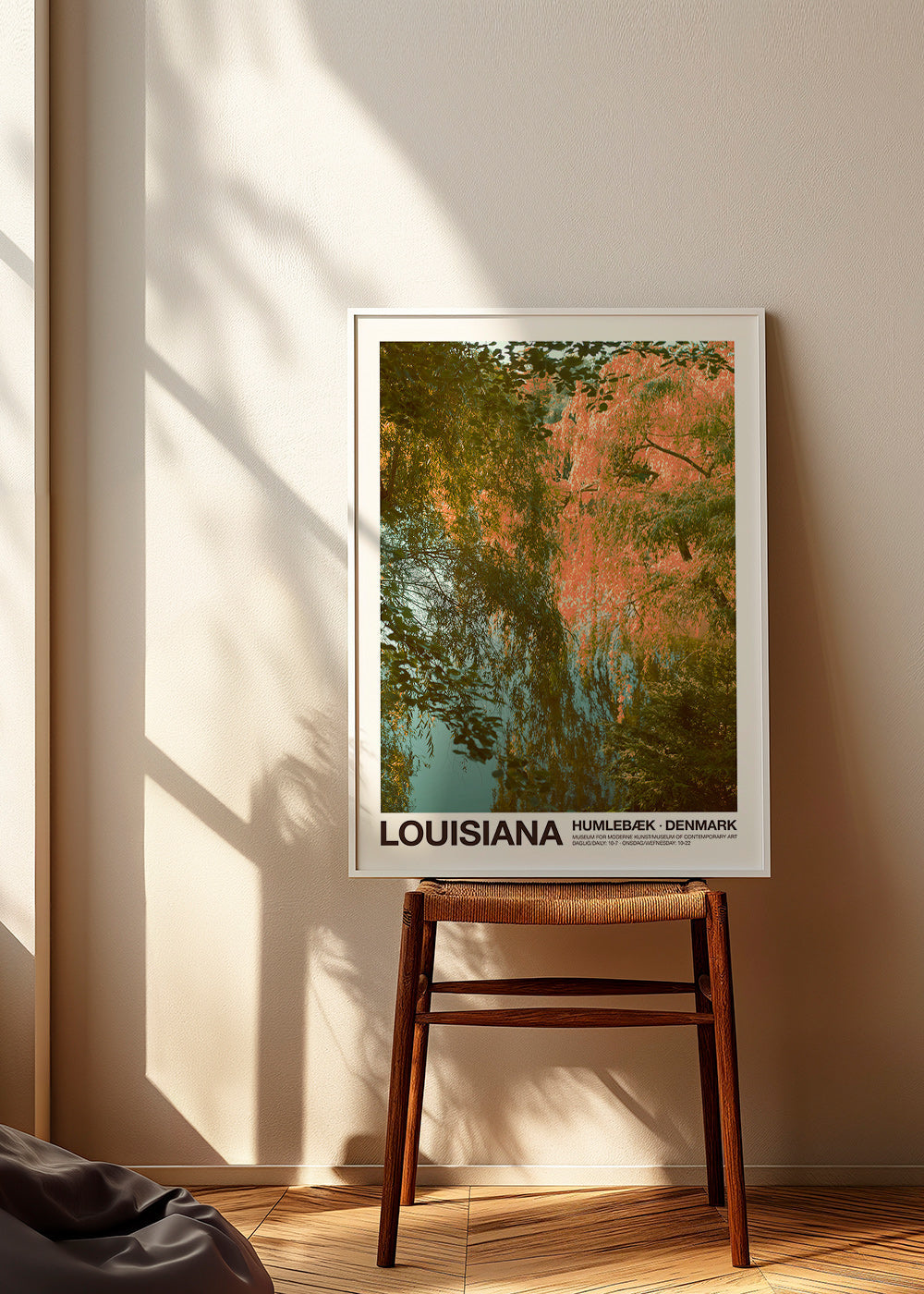 Quadro de paisagem com lago e reflexos rosados
