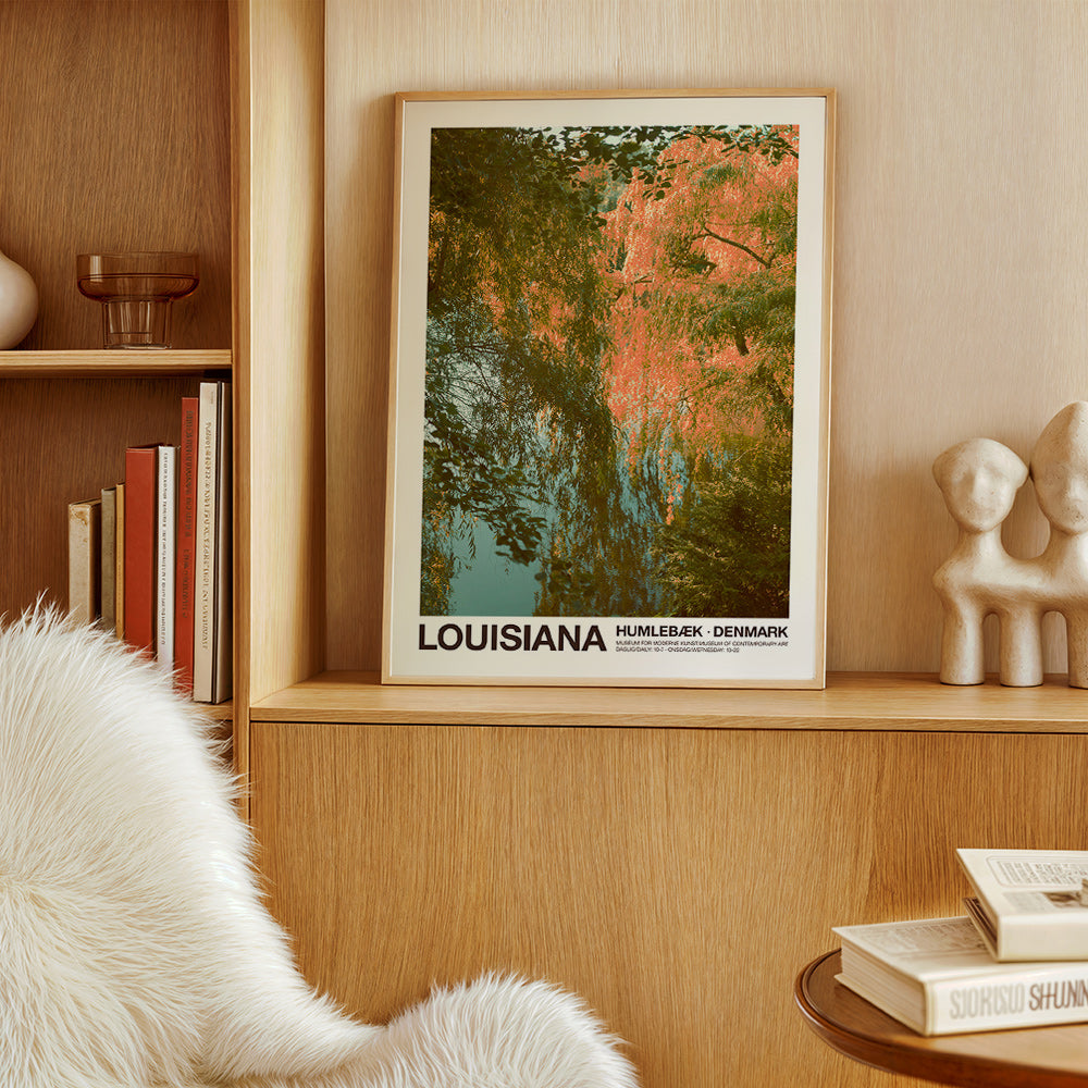 Quadro de paisagem com lago e reflexos rosados