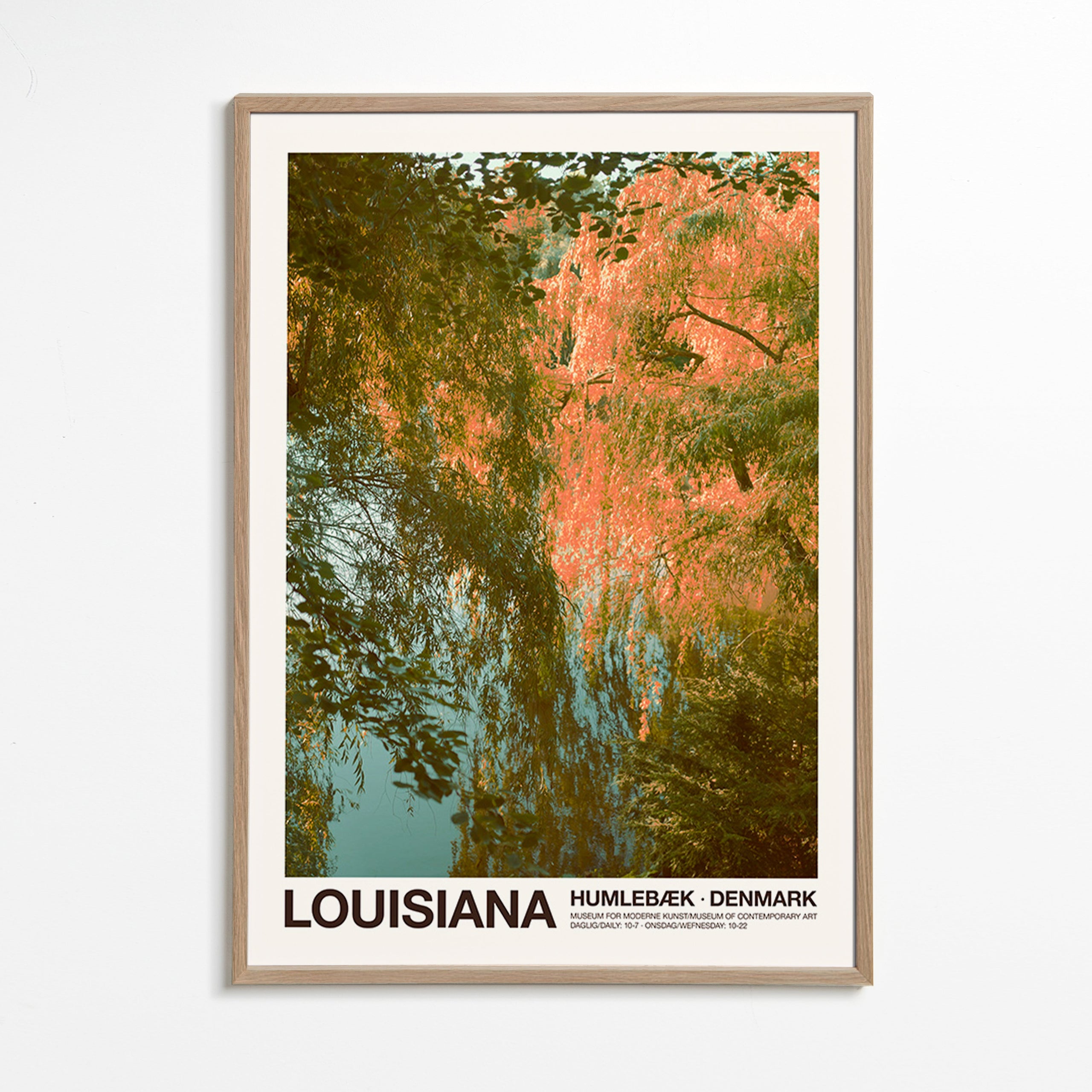 Quadro de paisagem com lago e reflexos rosados
