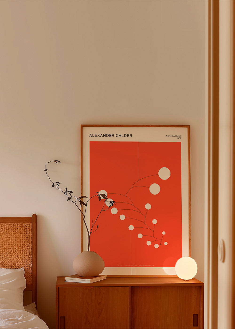 Obra abstrata móvel vermelha com círculos
