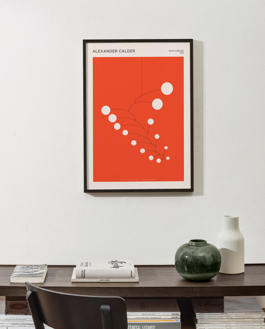 Obra abstrata móvel vermelha com círculos