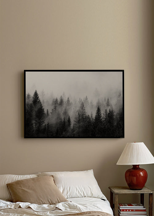 Arte em preto e branco: bosque enevoado panorâmico