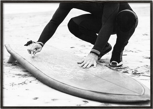 Arte desportiva: surfista a preparar a prancha