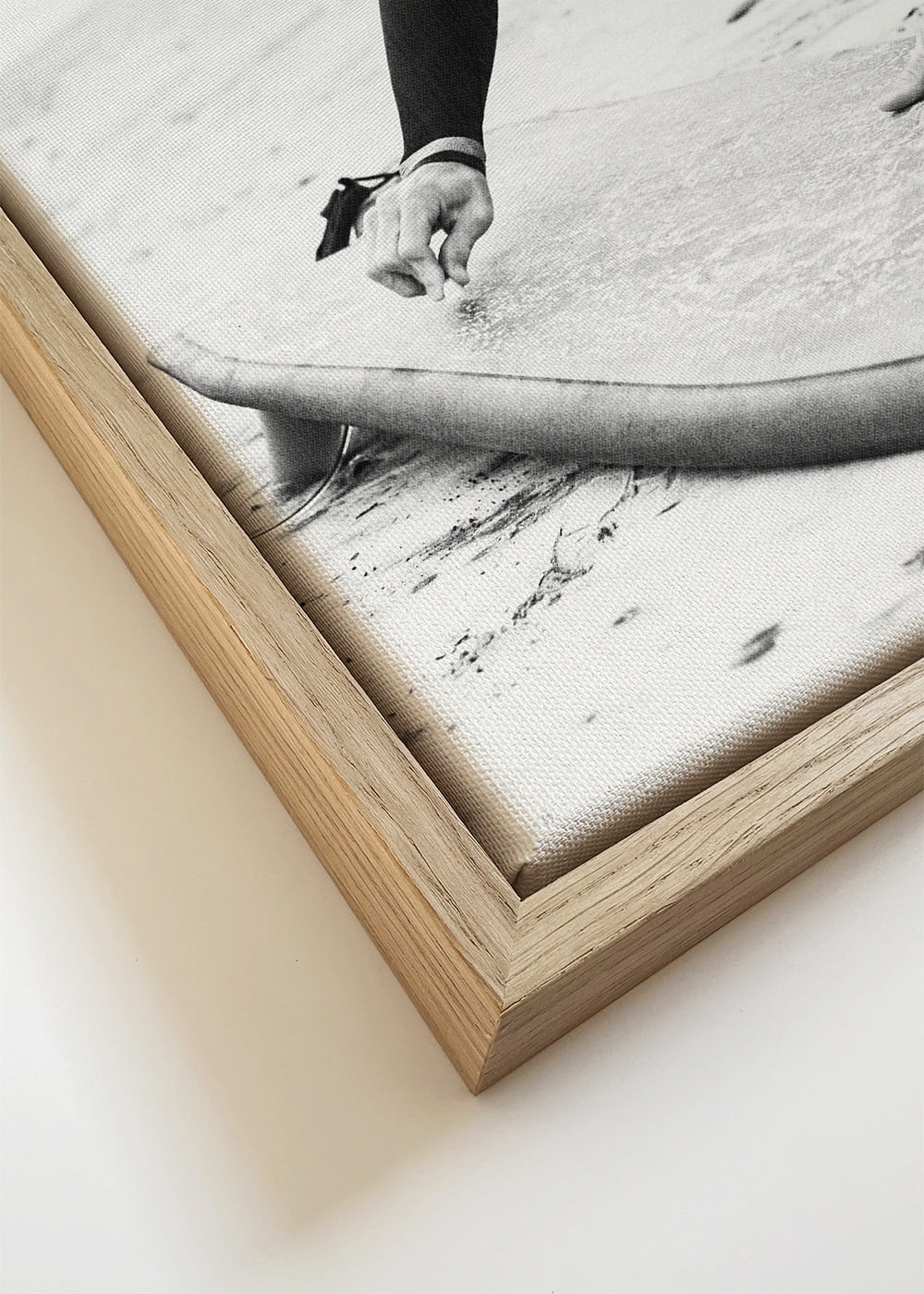 Arte desportiva: surfista a preparar a prancha