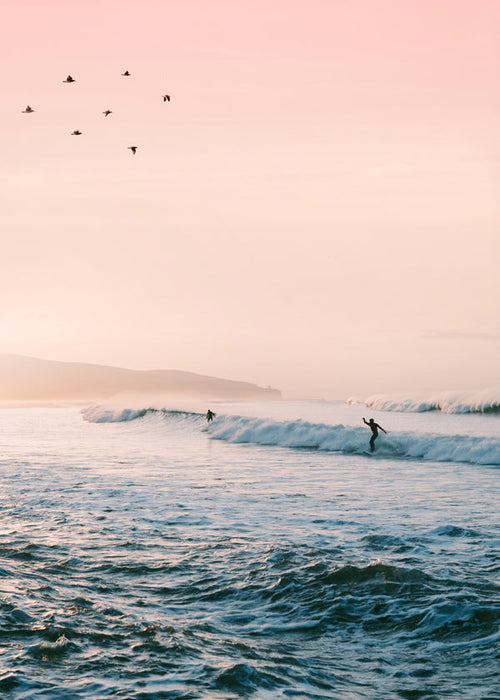 Arte desportivo surf ao amanhecer