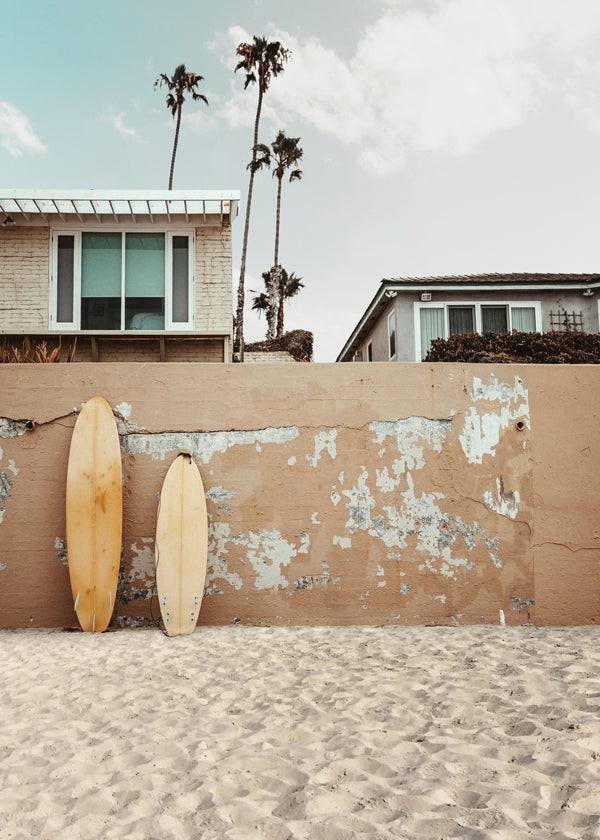 Arte paisagística com pranchas de surf na praia