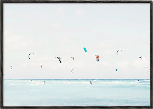 Arte desportivo kitesurf em mar sereno