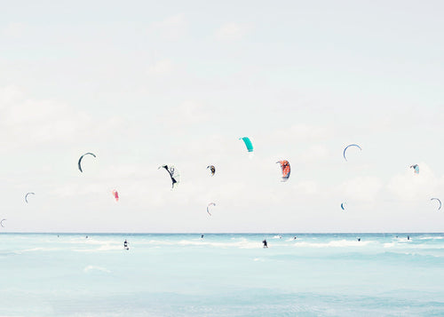 Arte desportivo kitesurf em mar sereno