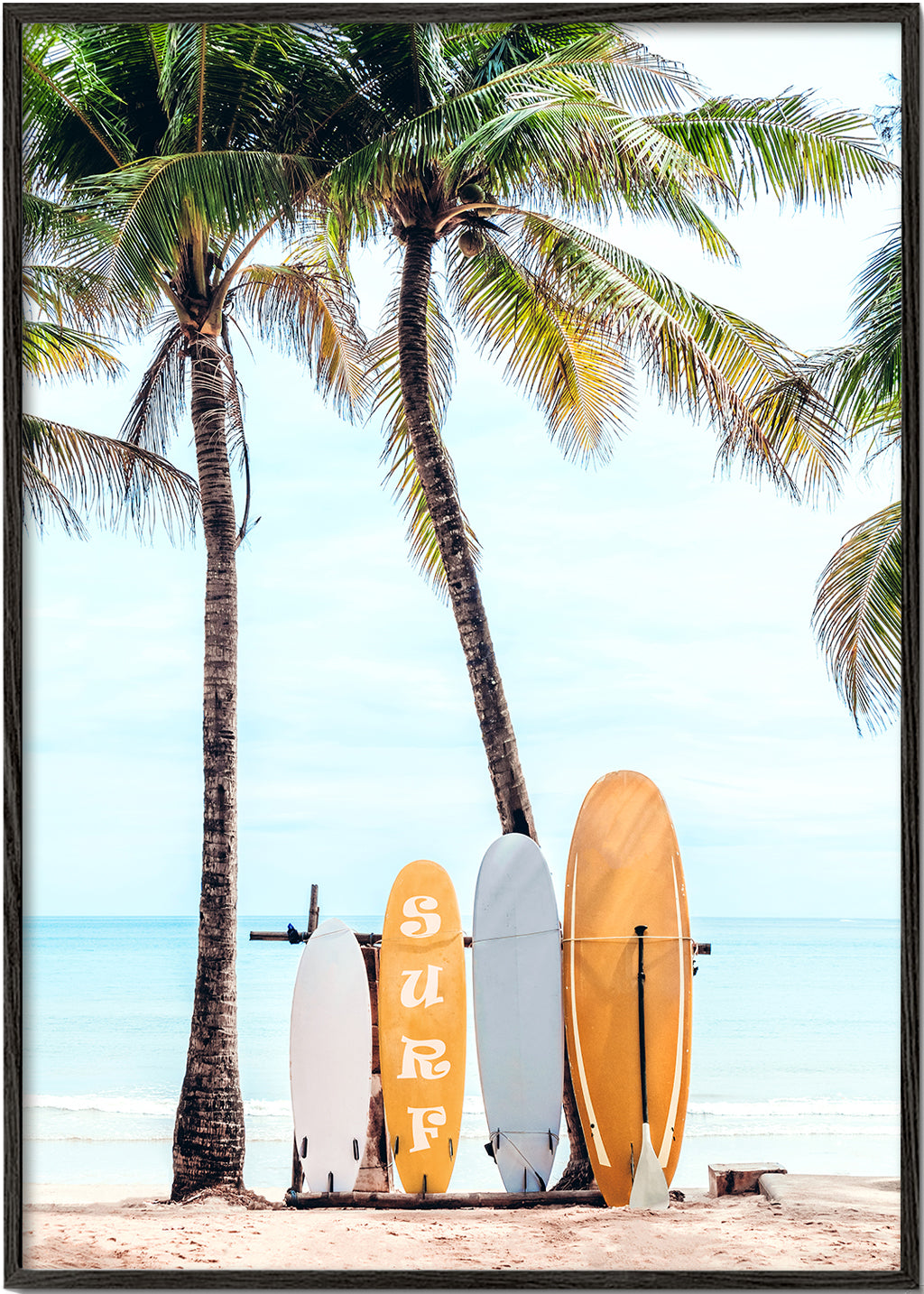 Arte desportiva: pranchas de surf numa praia tropical