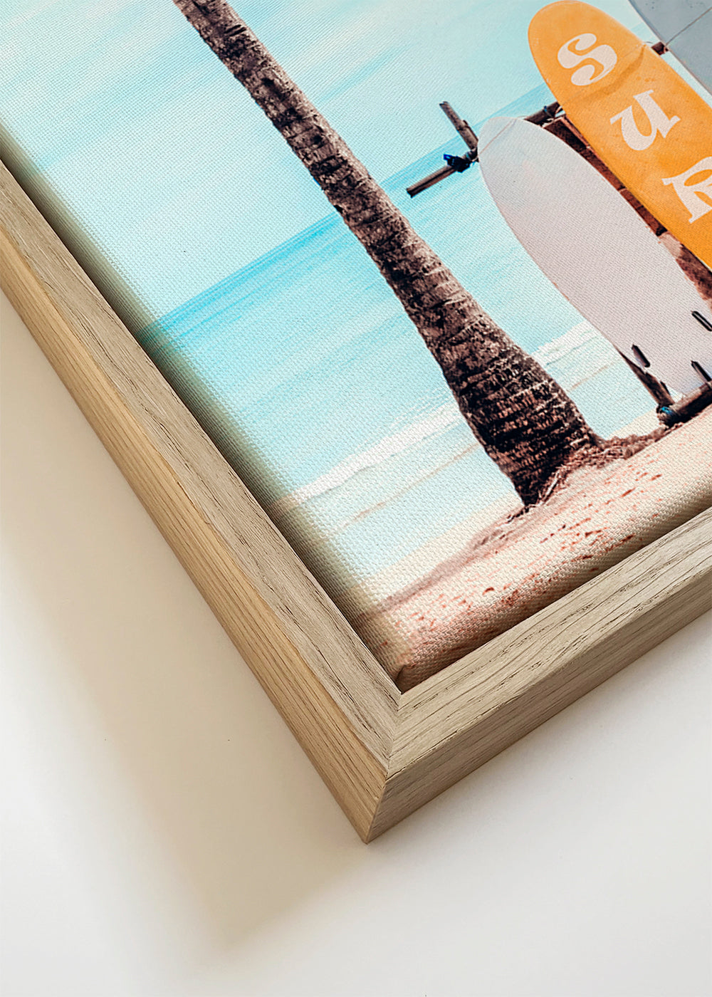 Arte desportiva: pranchas de surf numa praia tropical