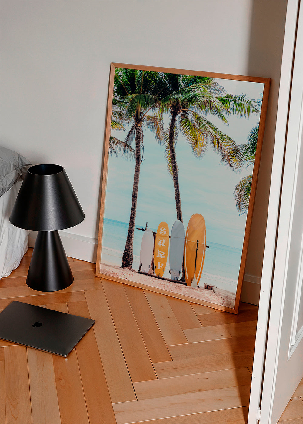 Arte desportiva: pranchas de surf numa praia tropical
