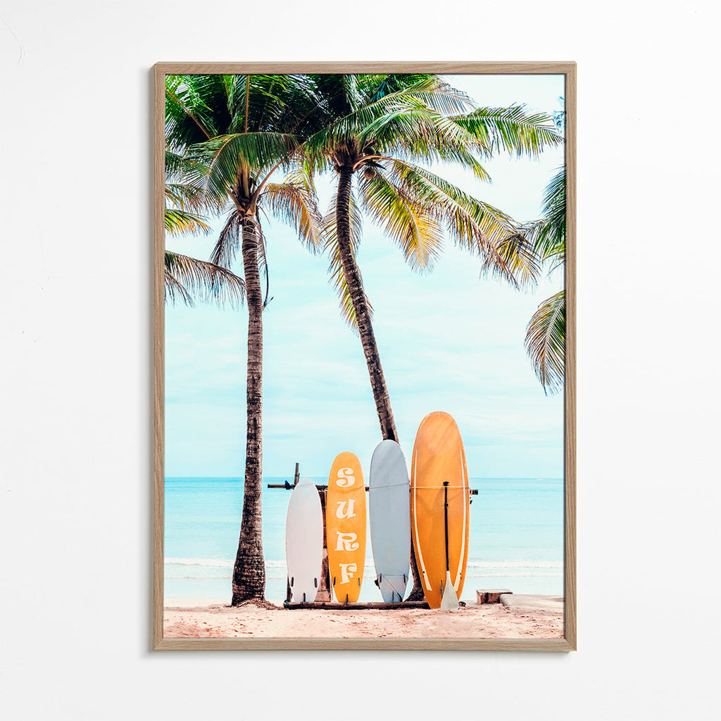 Arte desportiva: pranchas de surf numa praia tropical
