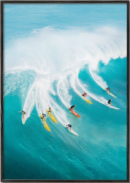Arte desportiva: surfistas na crista da onda