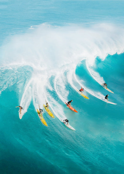 Arte desportiva: surfistas na crista da onda