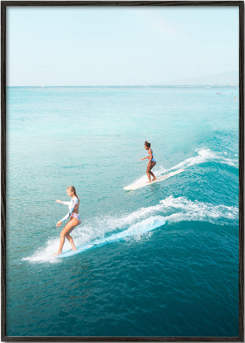 Arte desportivo: surfistas em mar aberto