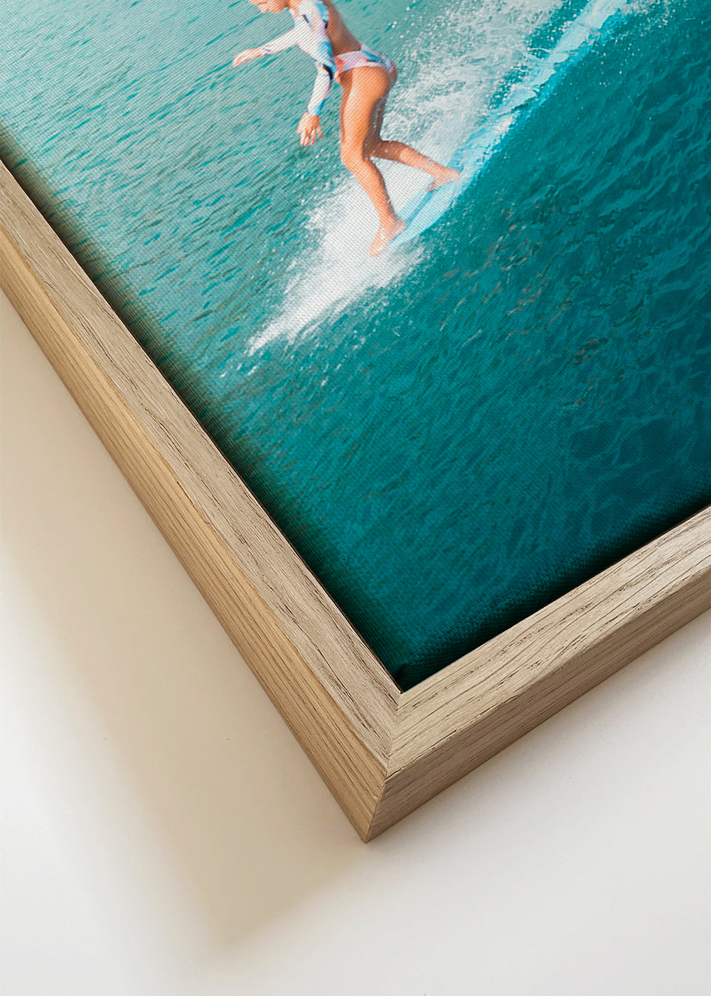 Arte desportivo: surfistas em mar aberto