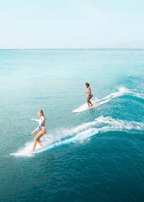 Arte desportivo: surfistas em mar aberto