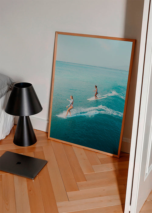 Arte desportivo: surfistas em mar aberto
